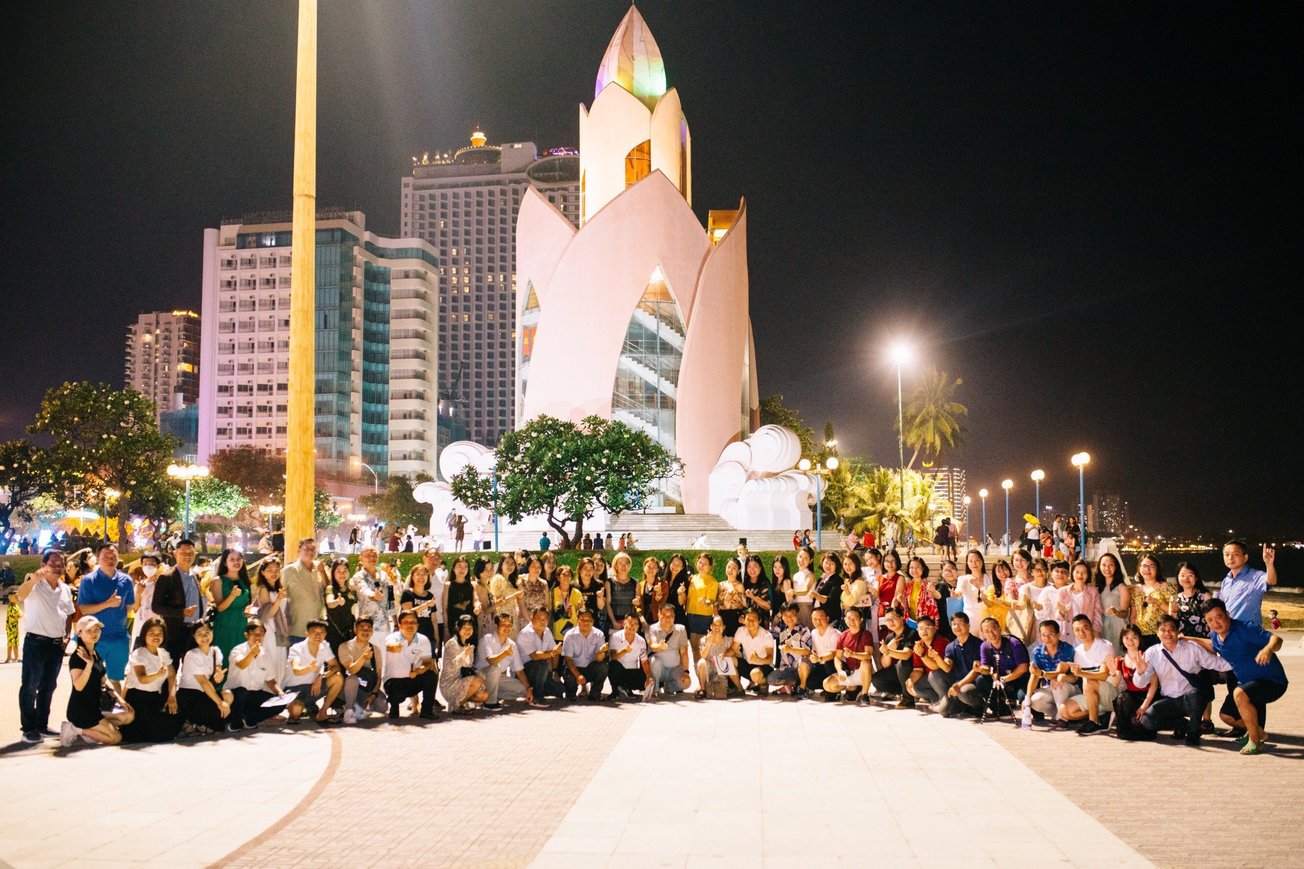  Tất cả các thành viên tham dự chụp hình lưu niệm tại Quảng Trường 2/4 thành phố Nha Trang